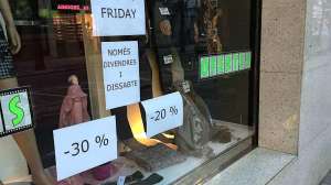 Black Friday sale signs storefront Photo by Kippelboy Wiki e991f65cda8cad0d03a7ea8cd2674507 201026 102508
