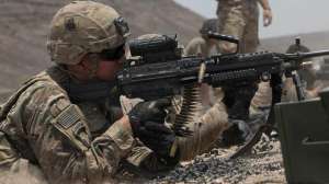 Firing a M249 light machine gun 190104 101946
