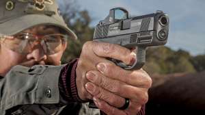 Mossberg MC2sc Aiming micro pistols
