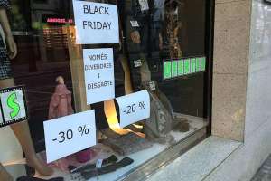 Black Friday sale signs storefront Photo by Kippelboy Wiki e991f65cda8cad0d03a7ea8cd2674507 201026 102508
