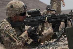 Firing a M249 light machine gun 190104 101946