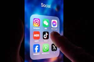 FB Tik Tok i Stock 2202186732 e991f65cda8cad0d03a7ea8cd2674507