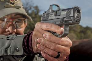 Mossberg MC2sc Aiming micro pistols